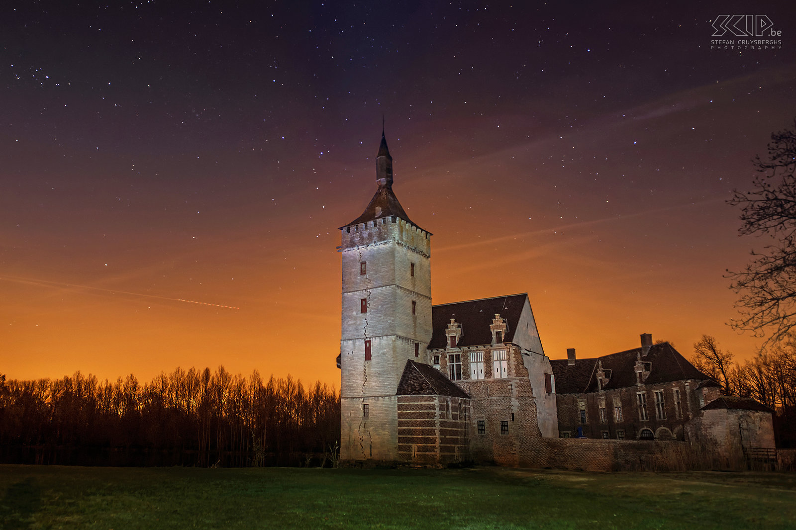 Sint-Pieters-Rode - Castle of Horst by night The castle and the chapel of Horst are photogenic landmarks near my new home. So in recent months I went out to photograph them several times, mostly in the evening and at night or when there were special weather conditions. I tried to create some unique photos of these monuments that differ from the images that already have been captured by many other people.<br />
 <br />
The castle of Horst is located in the village of Sint-Pieters-Rode (Holsbeek, Belgium). The castle was built in the mid-14th century and is still quite authentic. The former living rooms, made of brick and sandstone, are mostly from the 16th and 17th centuries.  Stefan Cruysberghs